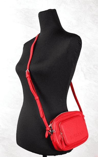 Bolso bandolera para cámara de piel granulada en color rojo brillante de la marca Burberry