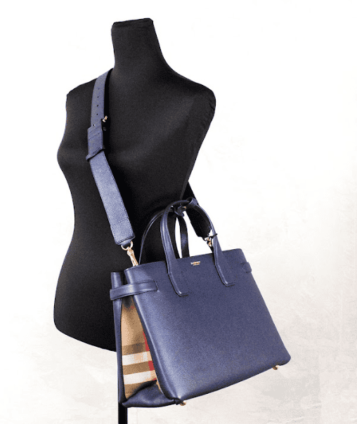 Bolso bandolera de piel estilo tote Banner de Burberry, tamaño mediano, en color azul regencia