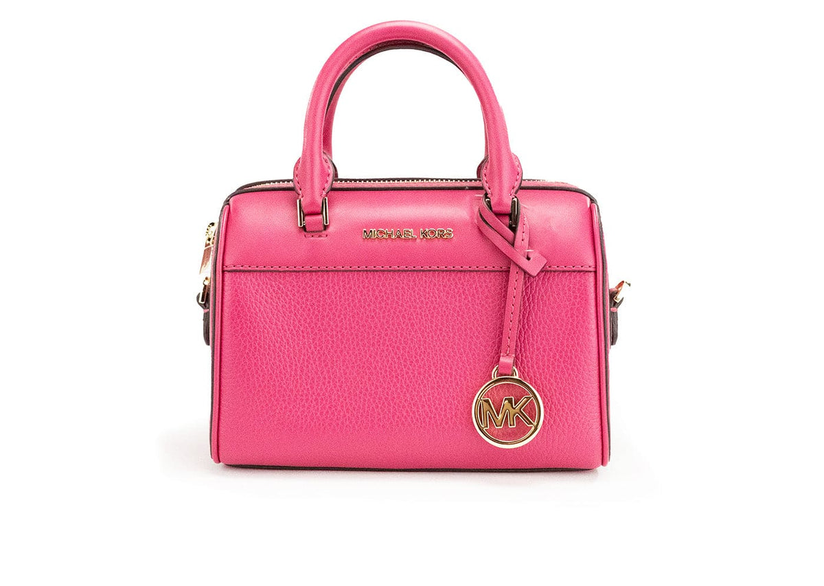 Bolso bandolera tipo duffle de piel color rosa carmín de Michael Kors Travel XS