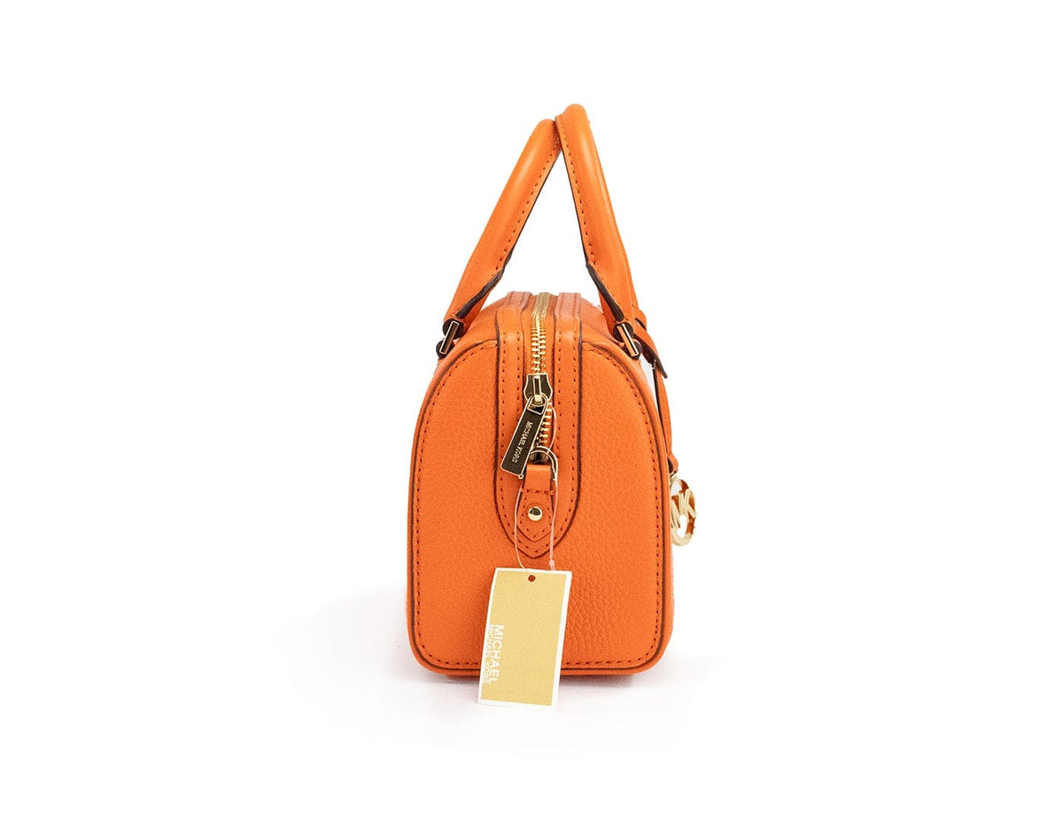 Bolso bandolera tipo duffle de piel granulada Poppy Travel XS de Michael Kors