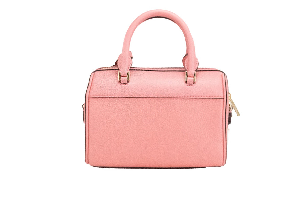 Bolso bandolera tipo duffle de piel granulada color rosa té de Michael Kors Travel XS