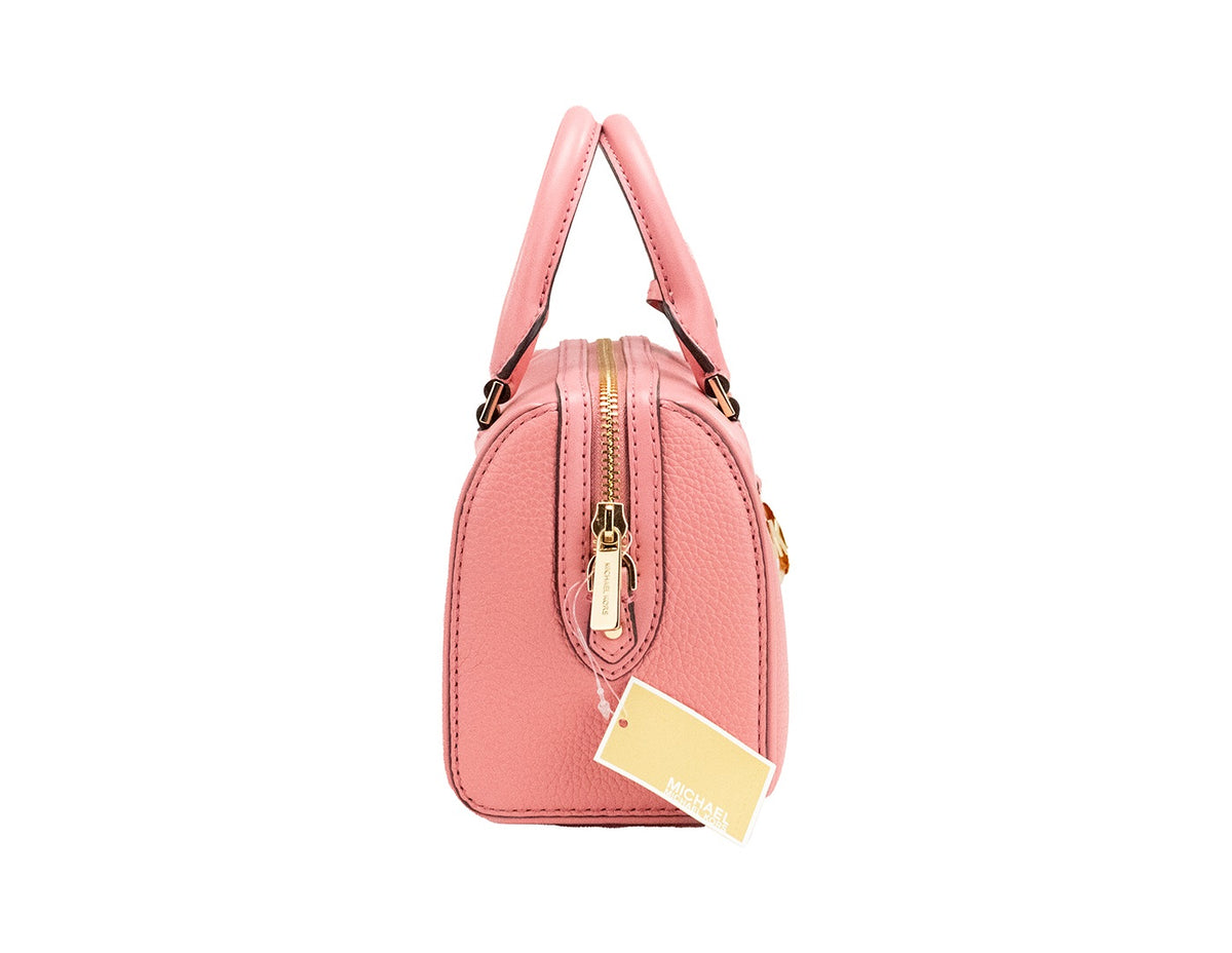 Bolso bandolera tipo duffle de piel granulada color rosa té de Michael Kors Travel XS