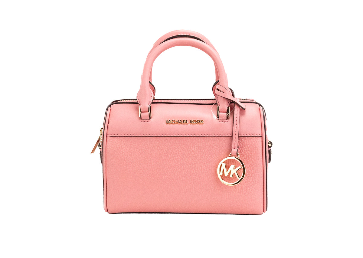 Bolso bandolera tipo duffle de piel granulada color rosa té de Michael Kors Travel XS