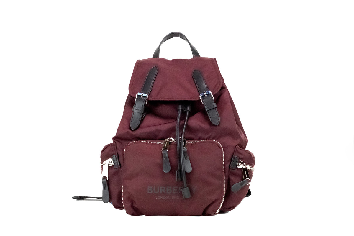 Sac à dos Burberry de taille moyenne en nylon Econyl bordeaux avec cordon de serrage