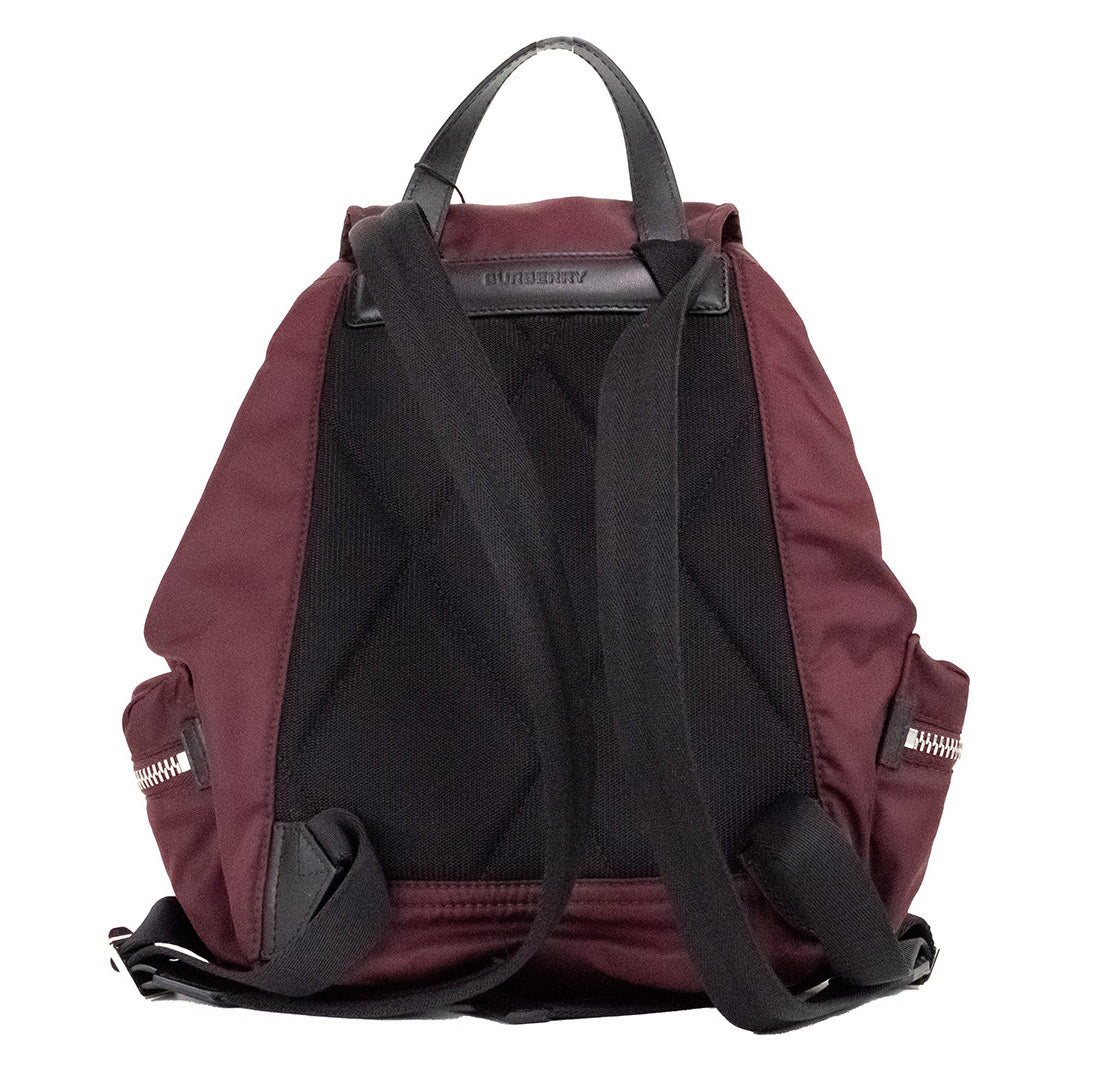 Sac à dos Burberry de taille moyenne en nylon Econyl bordeaux avec cordon de serrage