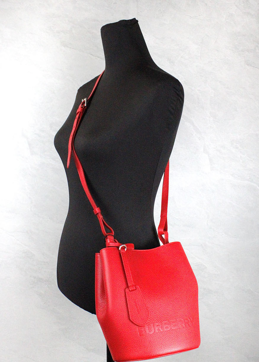 Bolso bandolera tipo cubo de piel granulada roja pequeña Lorne de Burberry