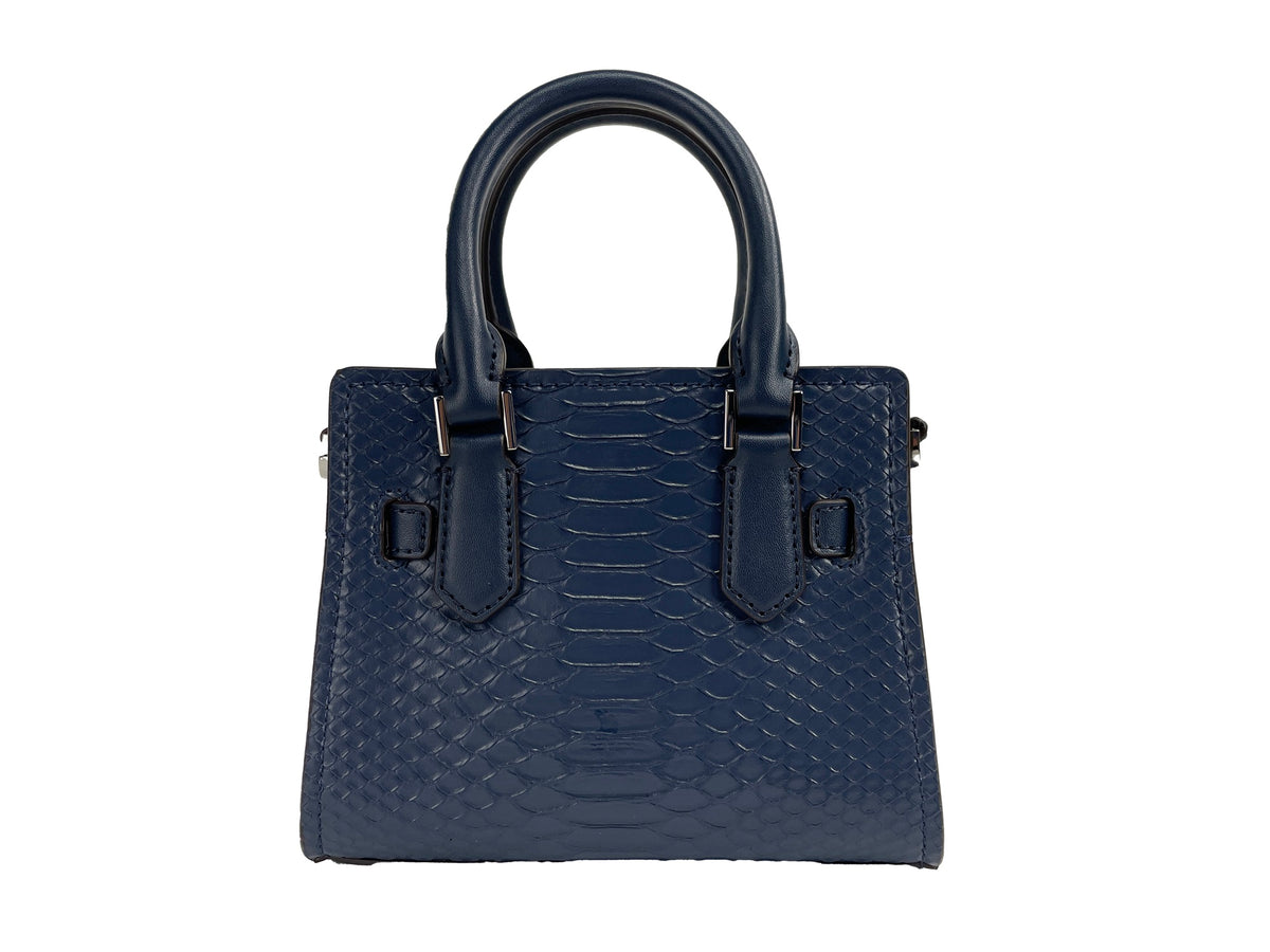 Bolso bandolera tipo cartera con diseño de serpiente en color azul marino de Michael Kors Hamilton XS