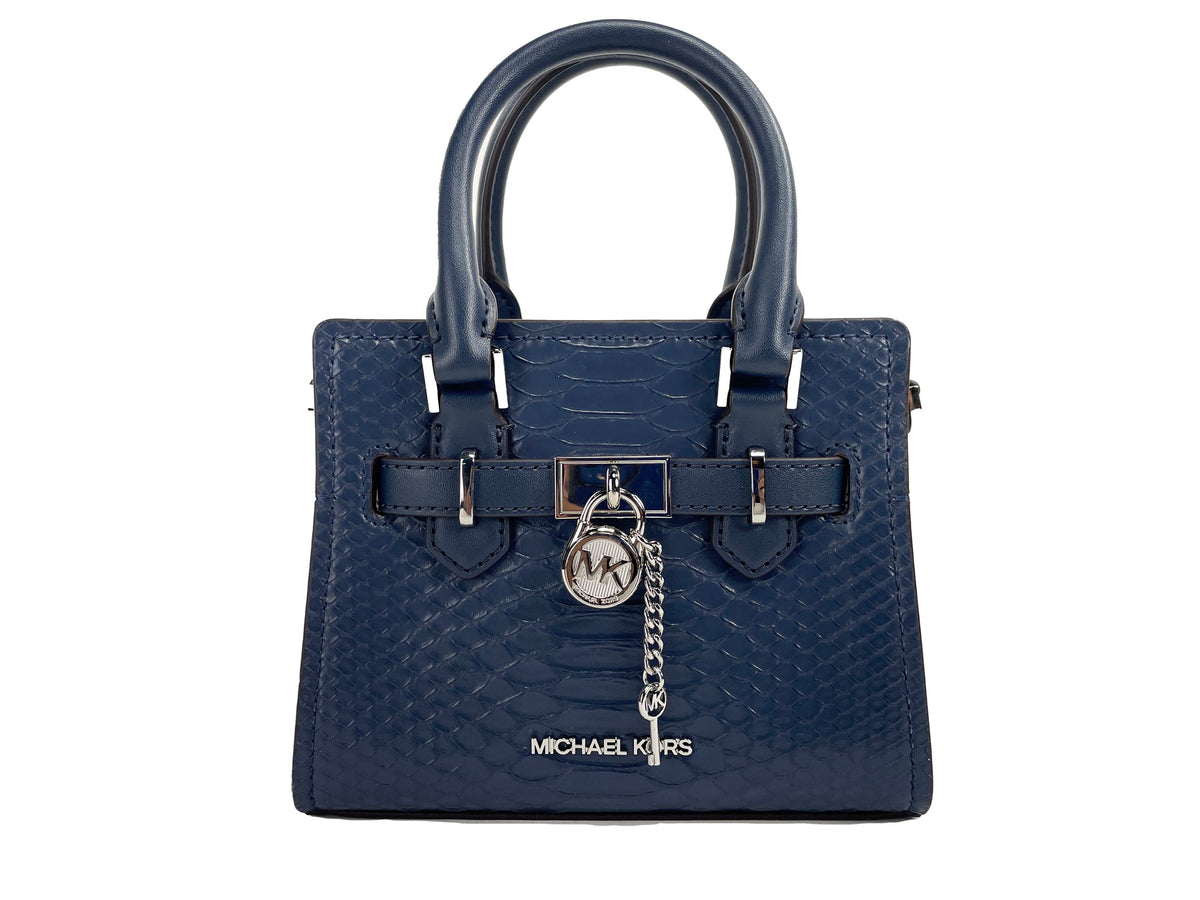 Bolso bandolera tipo cartera con diseño de serpiente en color azul marino de Michael Kors Hamilton XS