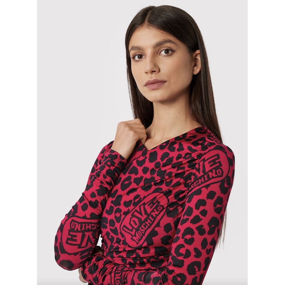 Vestido elegante con textura de leopardo en rosa y negro de Love Moschino