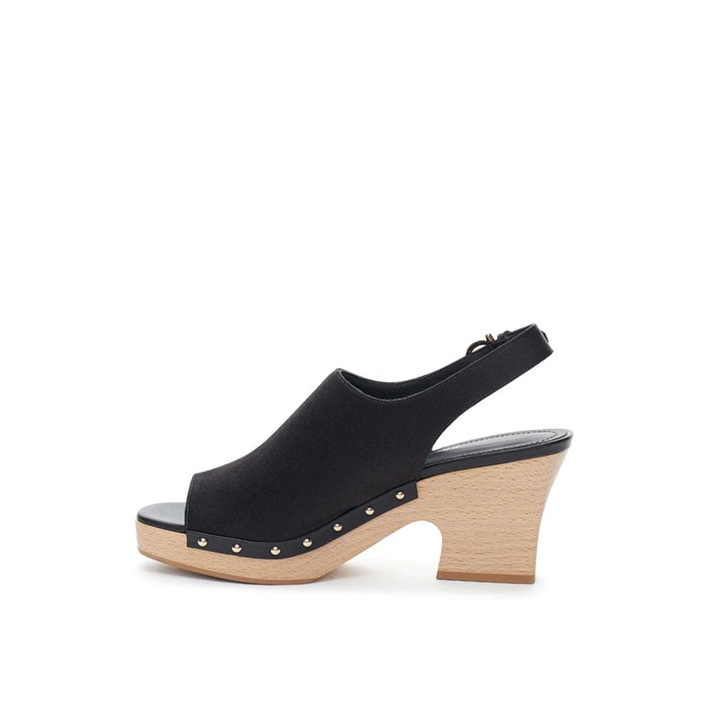 Sandalias elegantes de piel negra de Salvatore Ferragamo