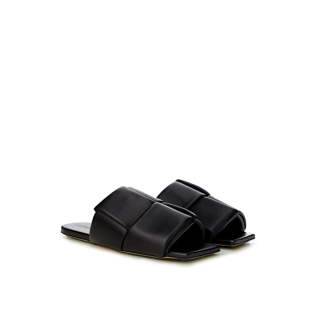 Sandalias elegantes de piel negra de Bottega Veneta