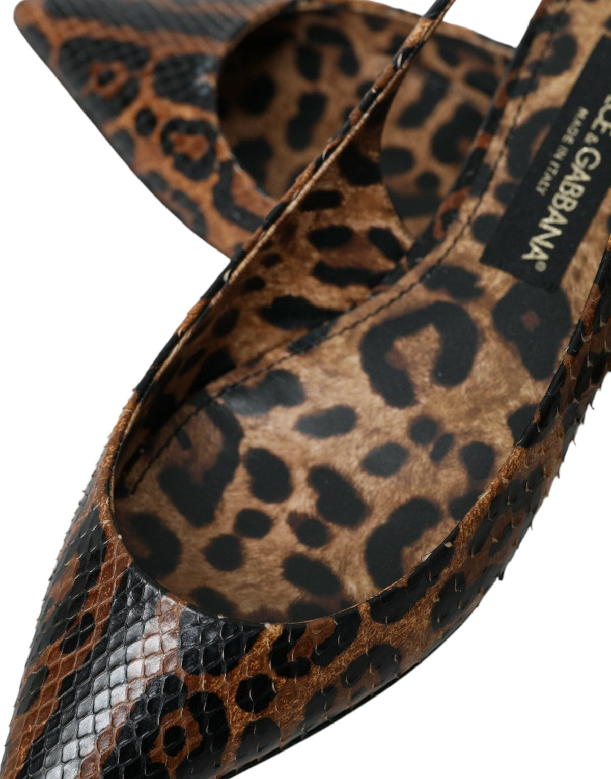 Zapatos de tira trasera con diseño de leopardo exótico en marrón de Dolce &amp; Gabbana