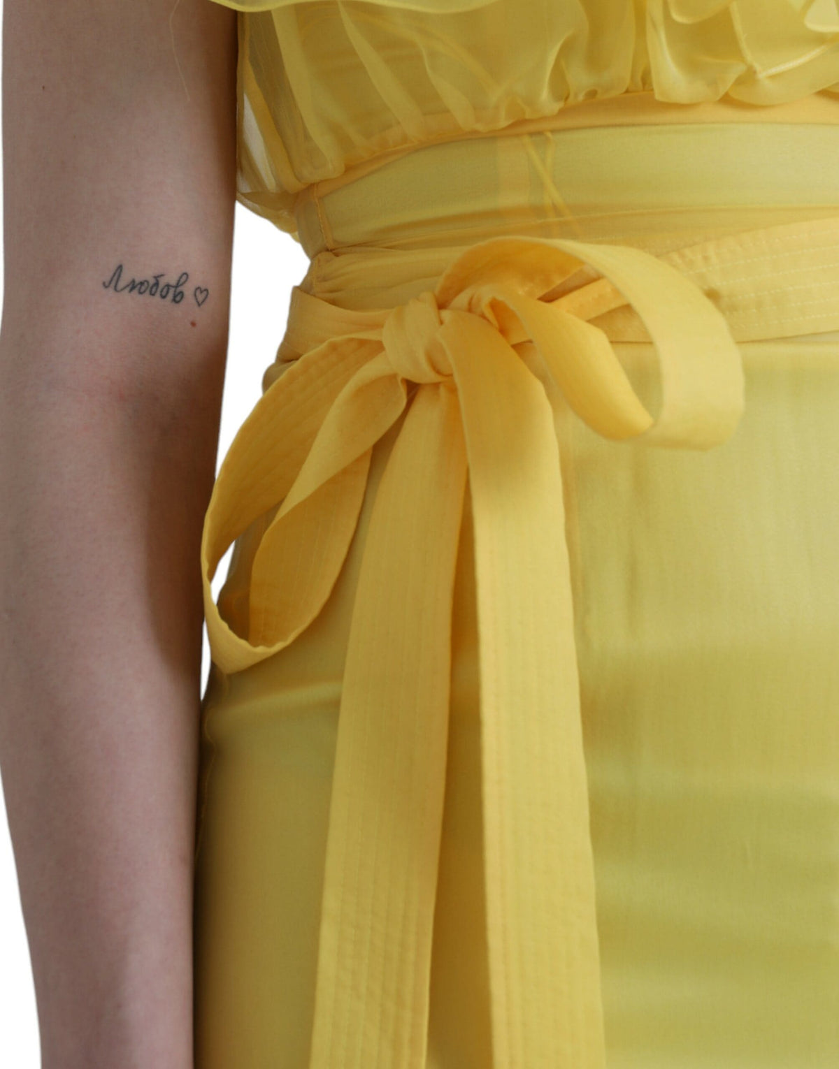 Robe longue fourreau en soie jaune Dolce &amp; Gabbana avec ceinture