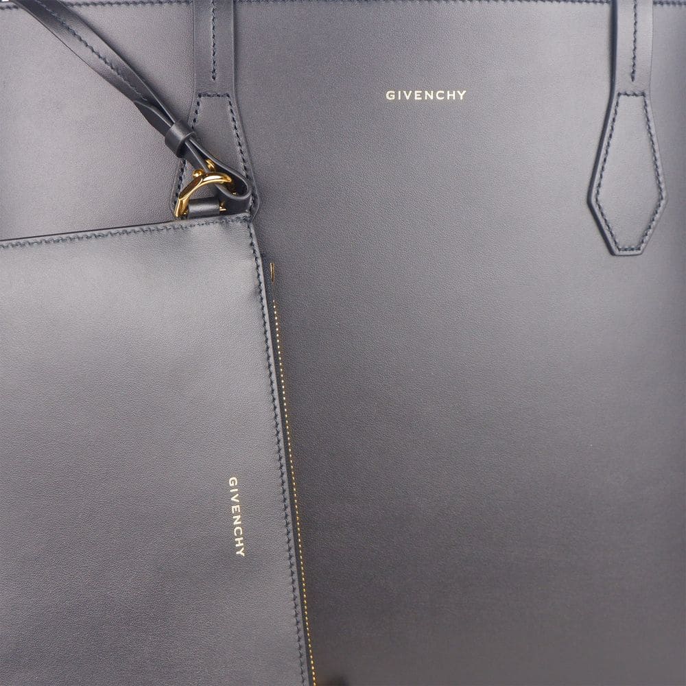 Bolso bandolera de piel negra de Givenchy