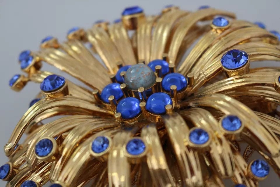 Broche de joyería adornado con cristales azules y latón dorado de Dolce &amp; Gabbana