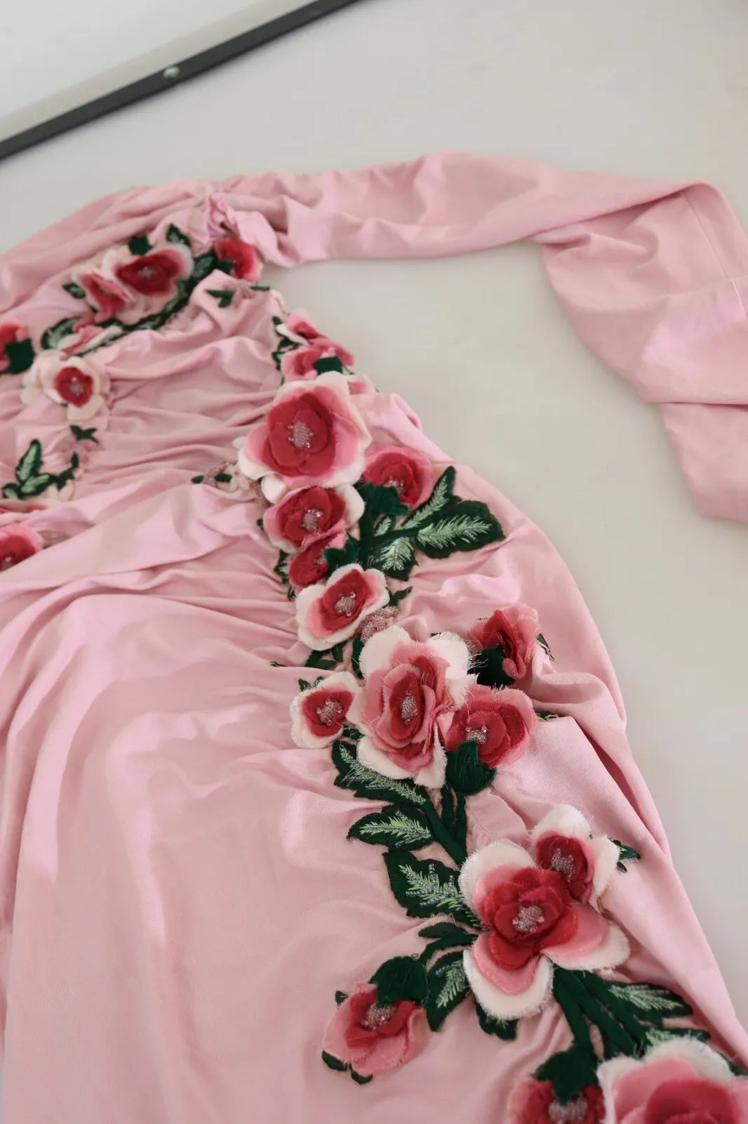 Robe asymétrique à fleurs roses Dolce &amp; Gabbana