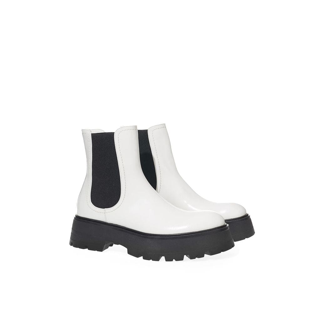 Bottes en cuir monochromes élégantes d'Alexander McQueen