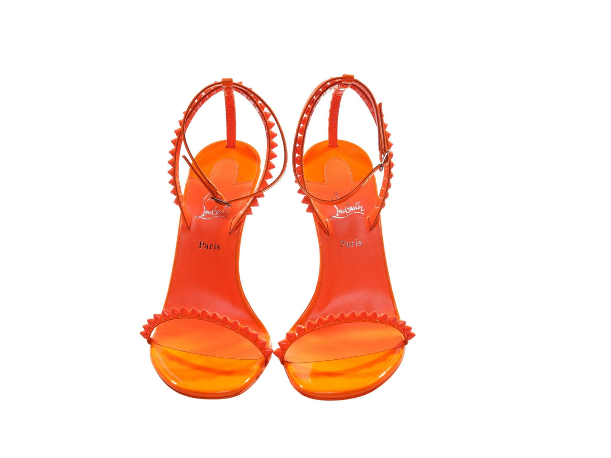 Christian Louboutin So Me 100 - Tacones altos con tiras y tachuelas de charol en color naranja