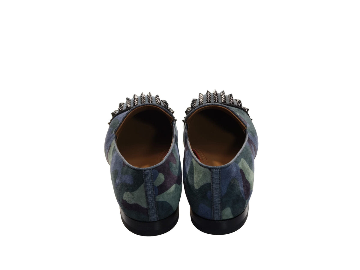 Zapatos planos con tachuelas y diseño camuflado espeluznante de Christian Louboutin