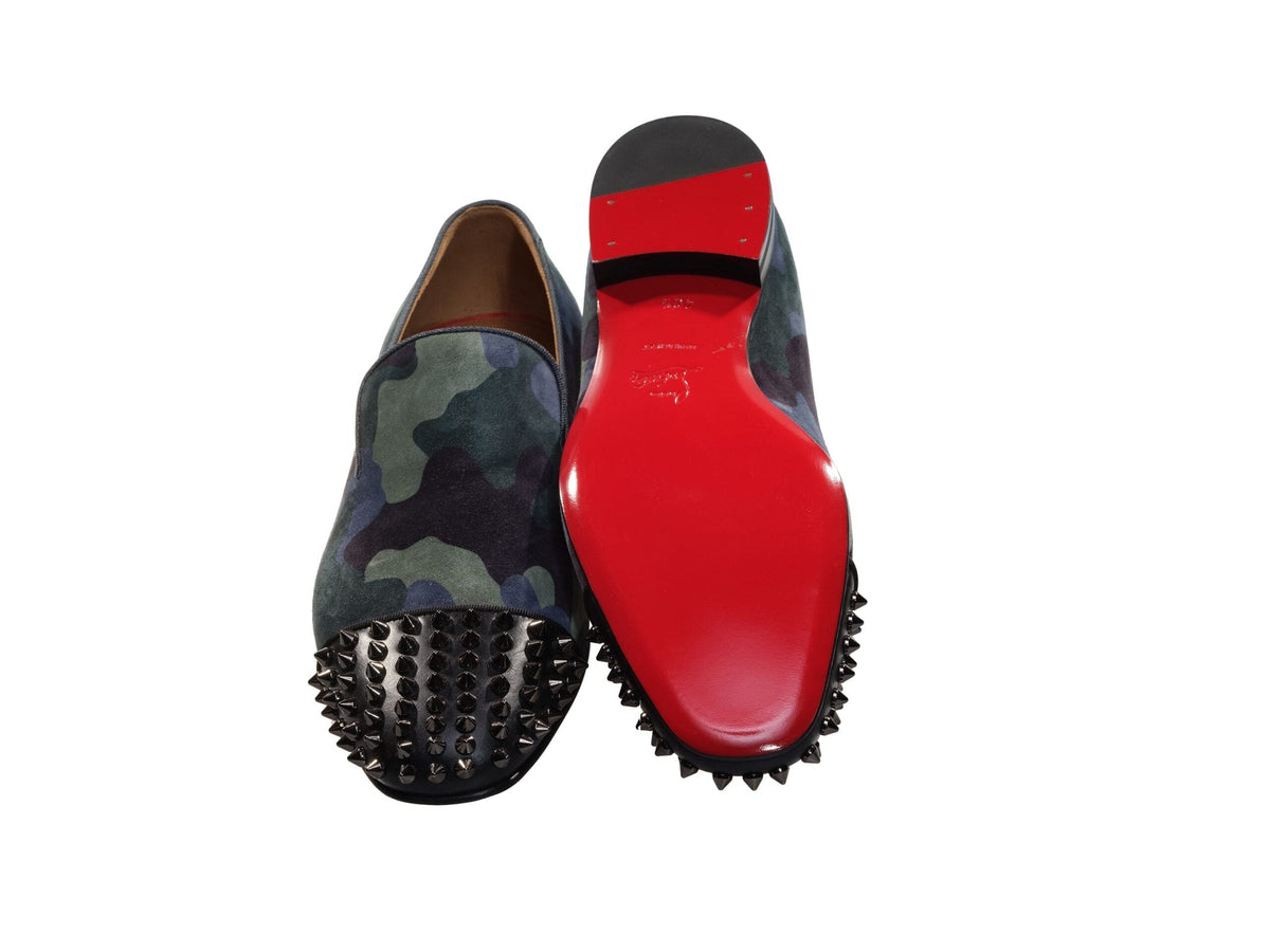 Zapatos planos con tachuelas y diseño camuflado espeluznante de Christian Louboutin