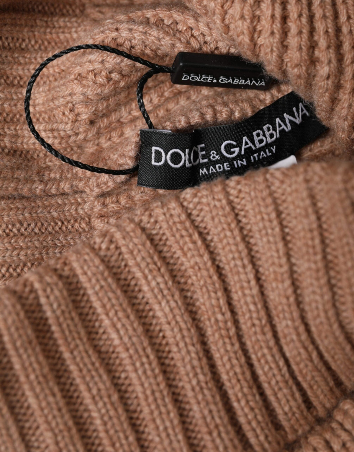 Gorro de invierno con bola de pelo de punto liso en marrón de Dolce &amp; Gabbana