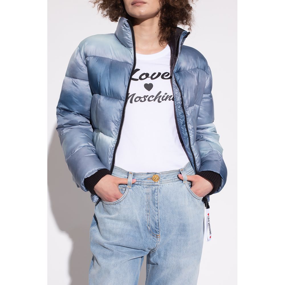 Chaqueta de plumas azul claro elegante con parche de logotipo de Love Moschino