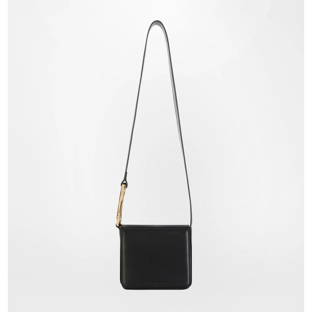 Bolso bandolera de tela negra de Chiara Ferragni