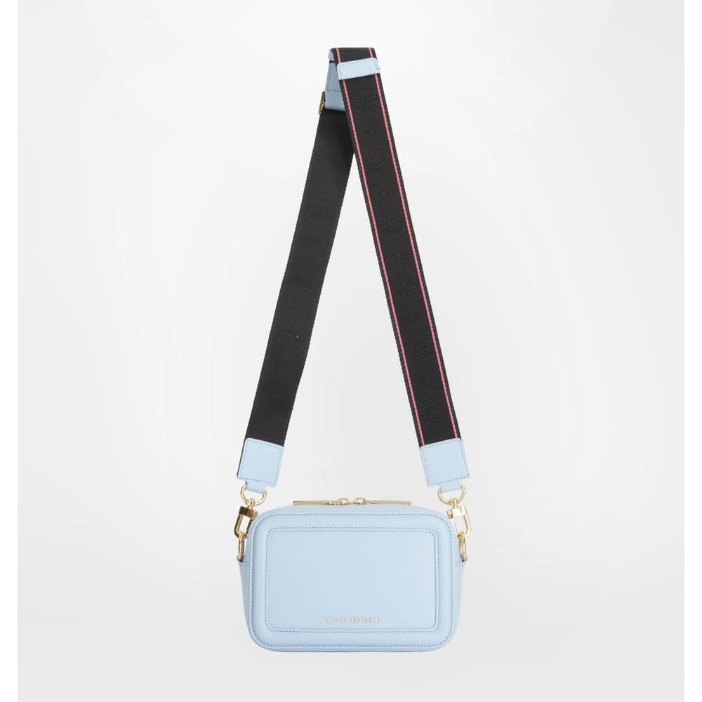 Bolso bandolera de tela azul claro de Chiara Ferragni