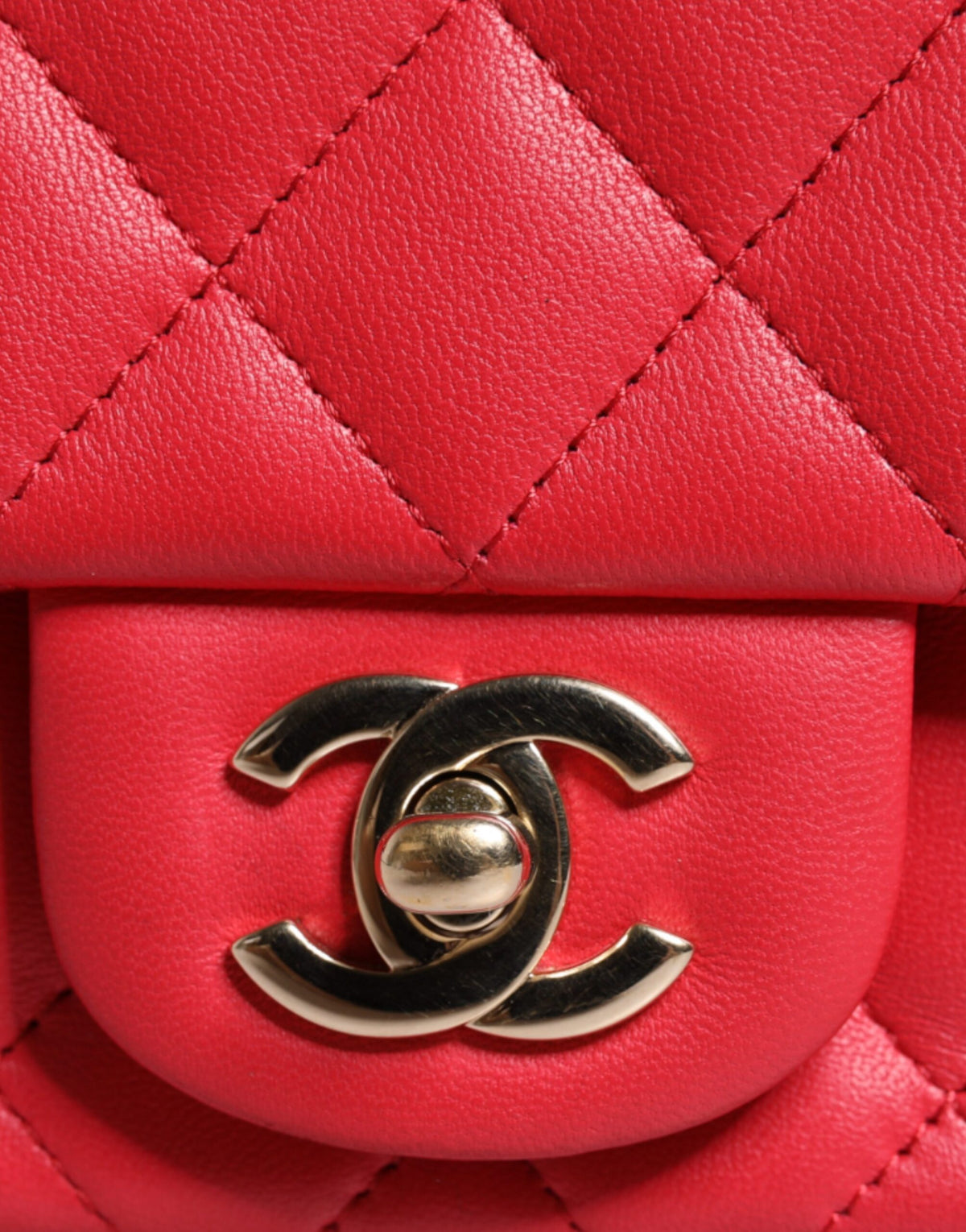 Mini sac à main Chanel en cuir d'agneau matelassé rose à bandoulière avec chaîne