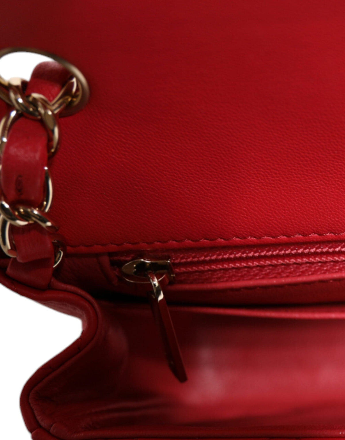 Mini sac à main Chanel en cuir d'agneau matelassé rose à bandoulière avec chaîne