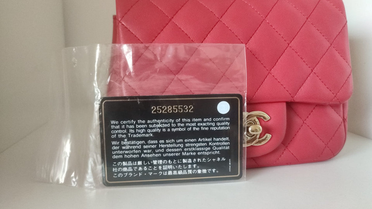 Mini sac à main Chanel en cuir d'agneau matelassé rose à bandoulière avec chaîne