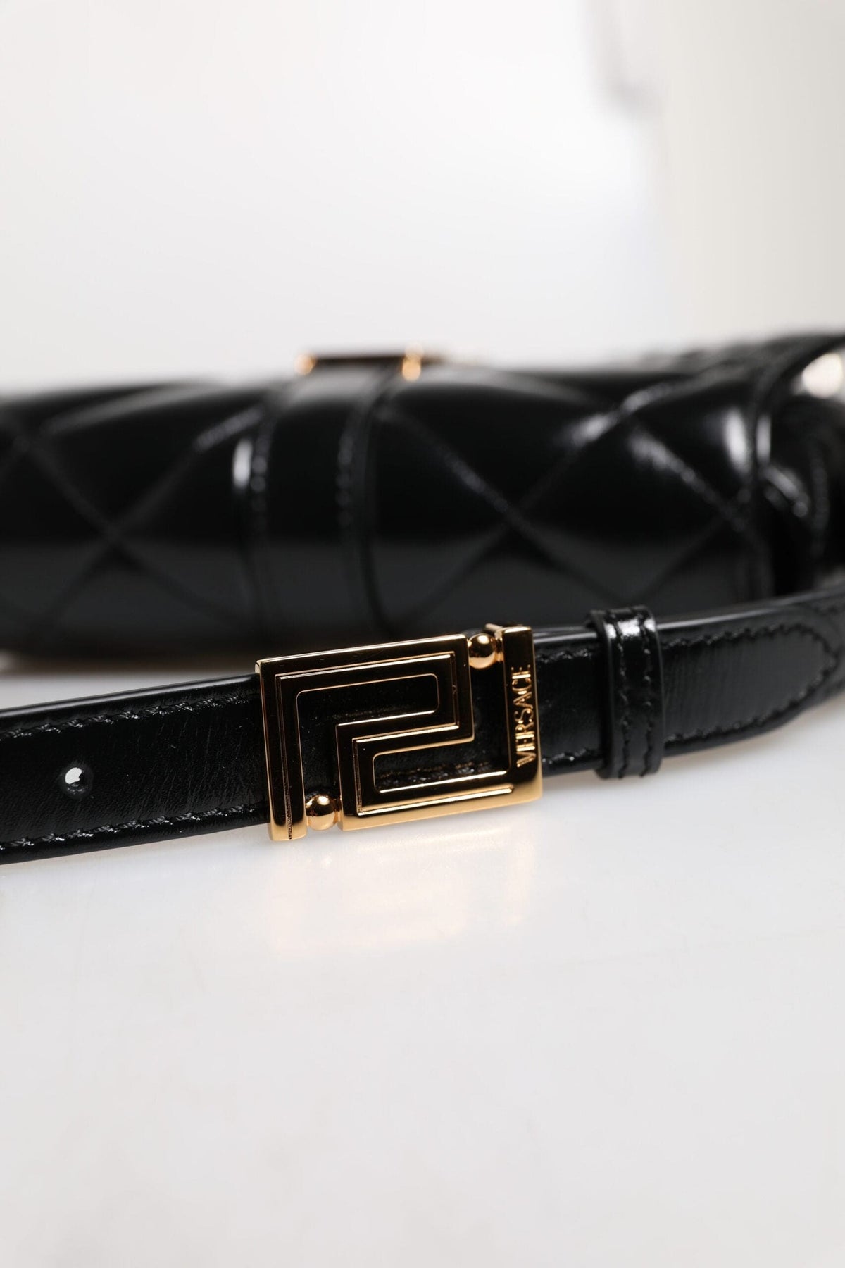 Sac bandoulière matelassé en cuir de veau noir Versace