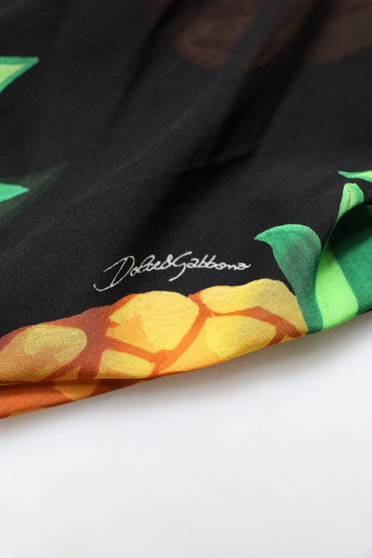 Mini-robe portefeuille en soie noire à imprimé ananas Dolce &amp; Gabbana