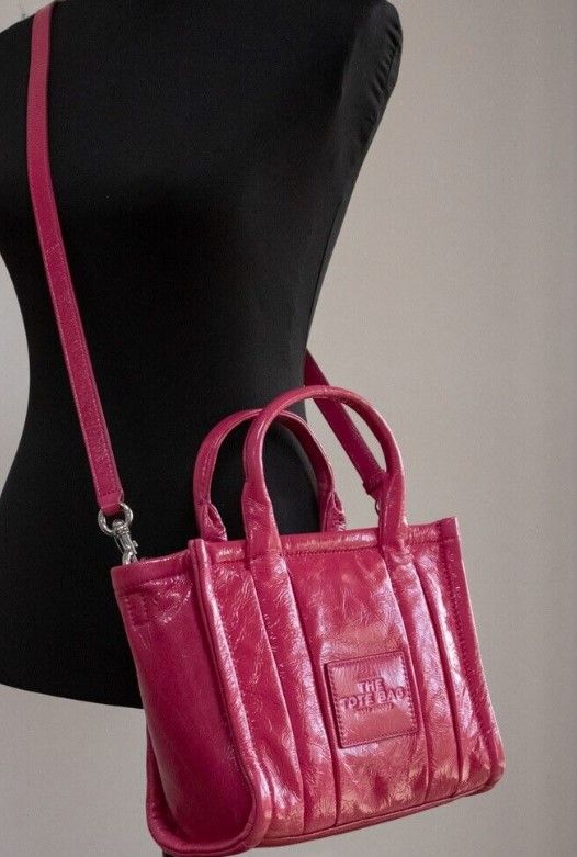 Sac à main à bandoulière en cuir magenta The Shiny Crinkle Mini Tote de Marc Jacobs