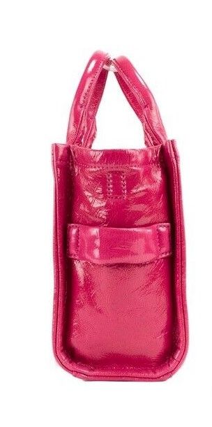 Sac à main à bandoulière en cuir magenta The Shiny Crinkle Mini Tote de Marc Jacobs