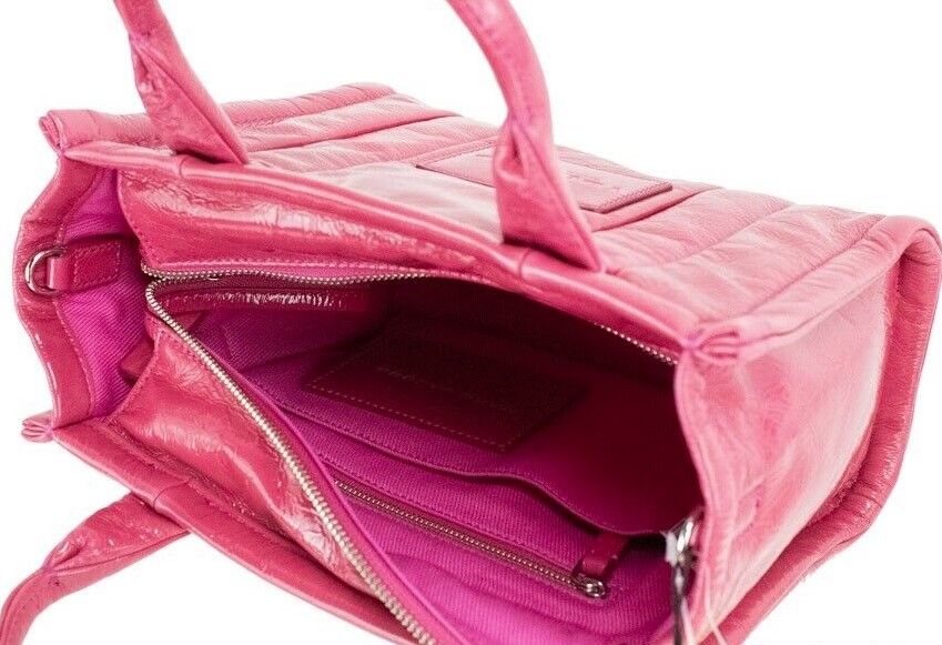 Bolso bandolera de piel color magenta The Shiny Crinkle Mini Tote de Marc Jacobs