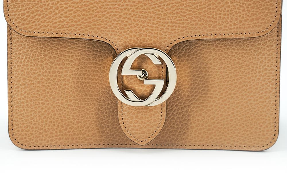 Elegante bolso de hombro beige Gucci con broche GG