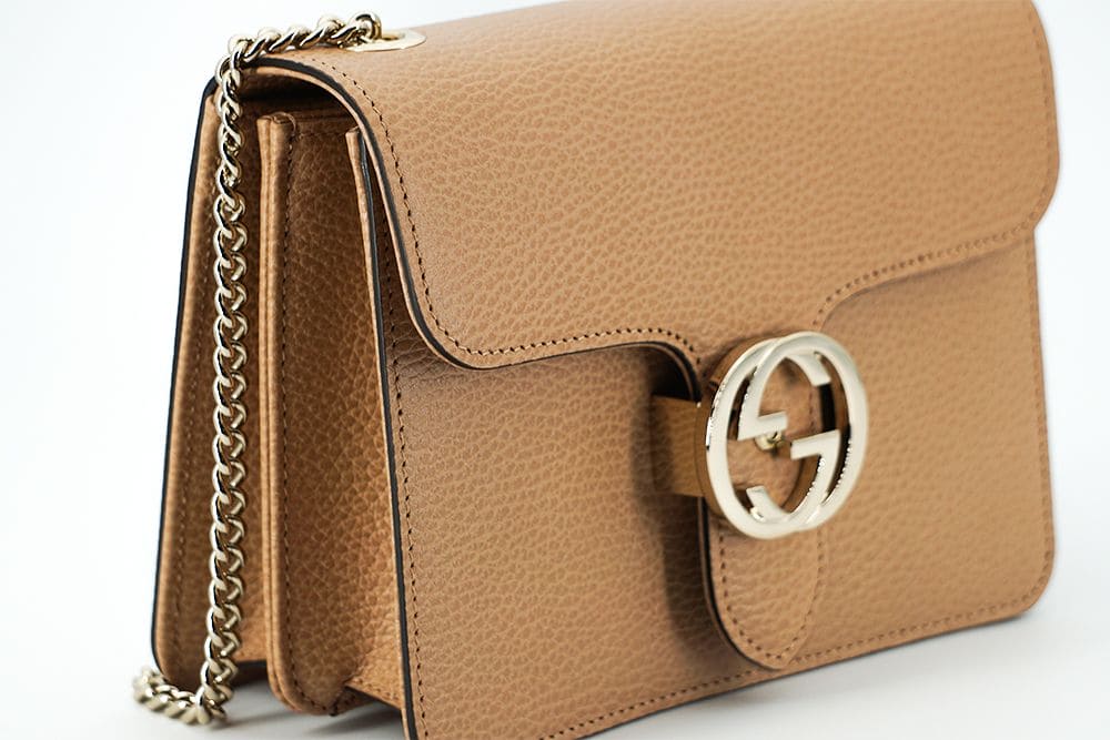 Elegante bolso de hombro beige Gucci con broche GG