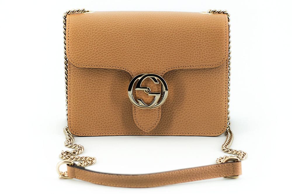 Elegante bolso de hombro beige Gucci con broche GG