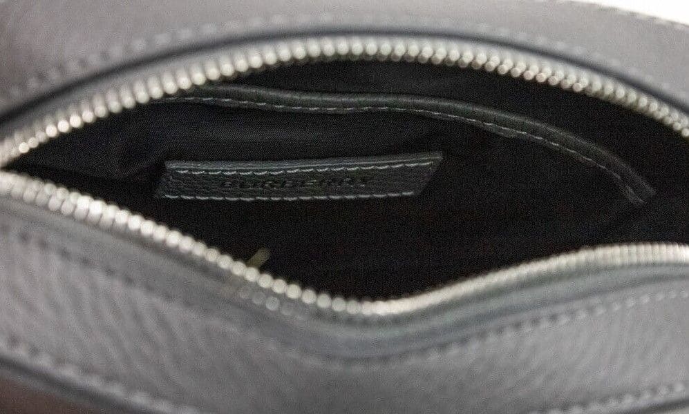 Petit sac à main bandoulière en cuir grainé gris Burberry Thornton avec logo en relief