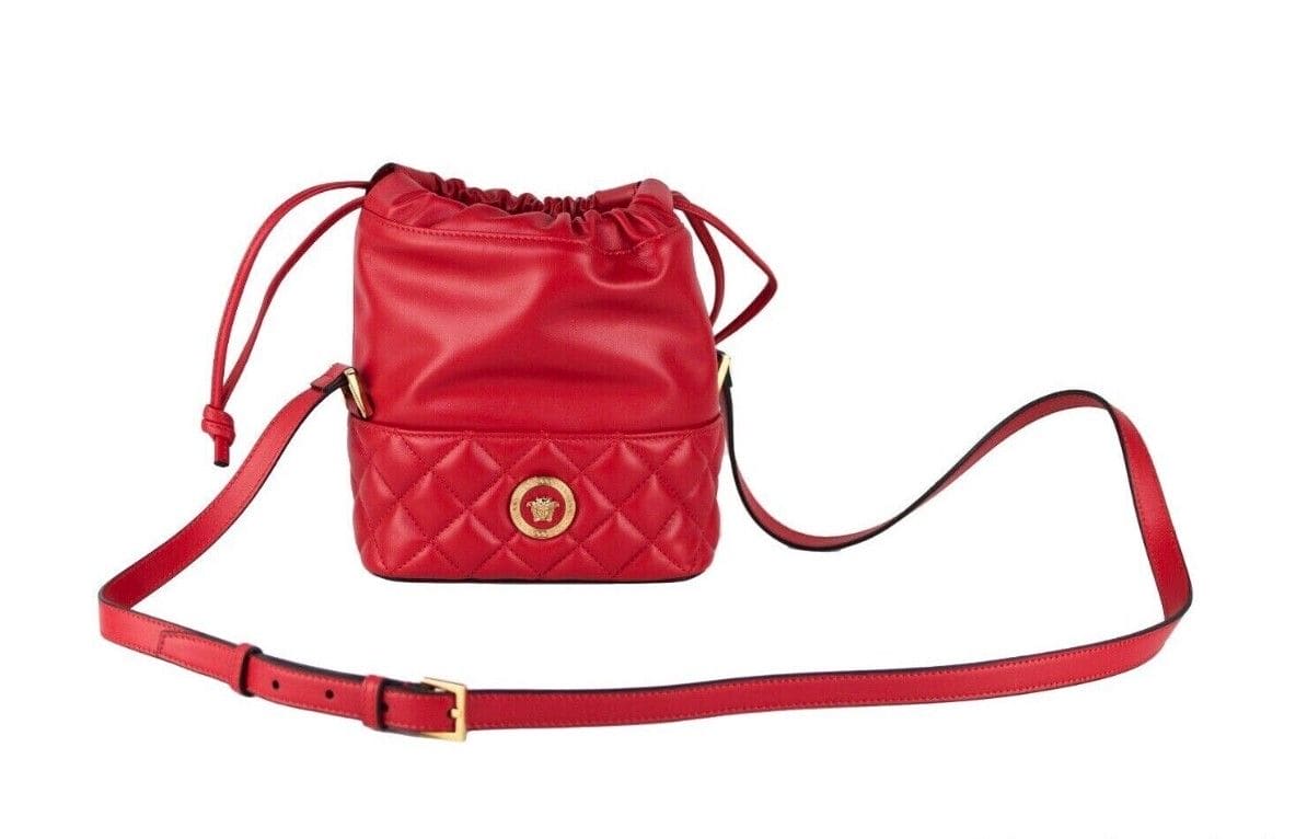 Sac à bandoulière avec cordon de serrage en cuir matelassé rouge Versace