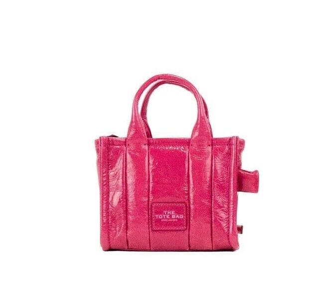 Sac à main en cuir magenta à bandoulière The Shiny Crinkle Micro Tote de Marc Jacobs