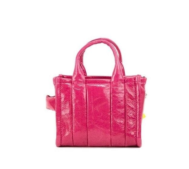 Sac à main en cuir magenta à bandoulière The Shiny Crinkle Micro Tote de Marc Jacobs