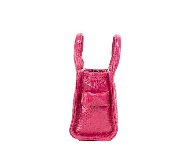 Bolso bandolera de piel de color magenta The Shiny Crinkle Micro Tote de Marc Jacobs