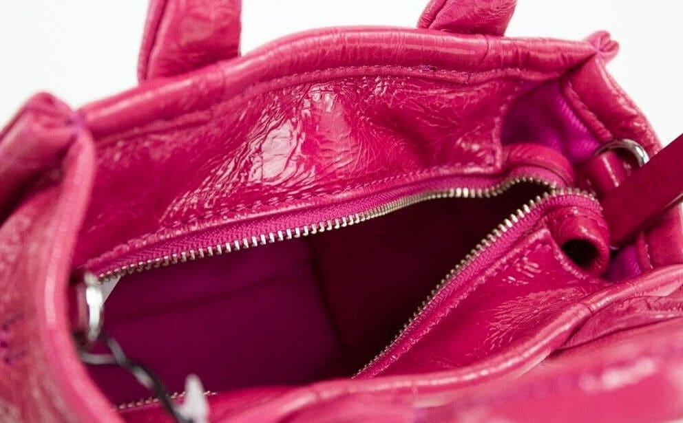 Bolso bandolera de piel de color magenta The Shiny Crinkle Micro Tote de Marc Jacobs