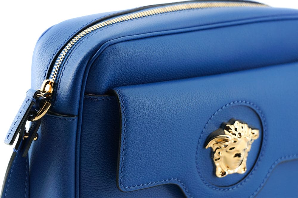 Sac pour appareil photo Versace en cuir de veau bleu élégant