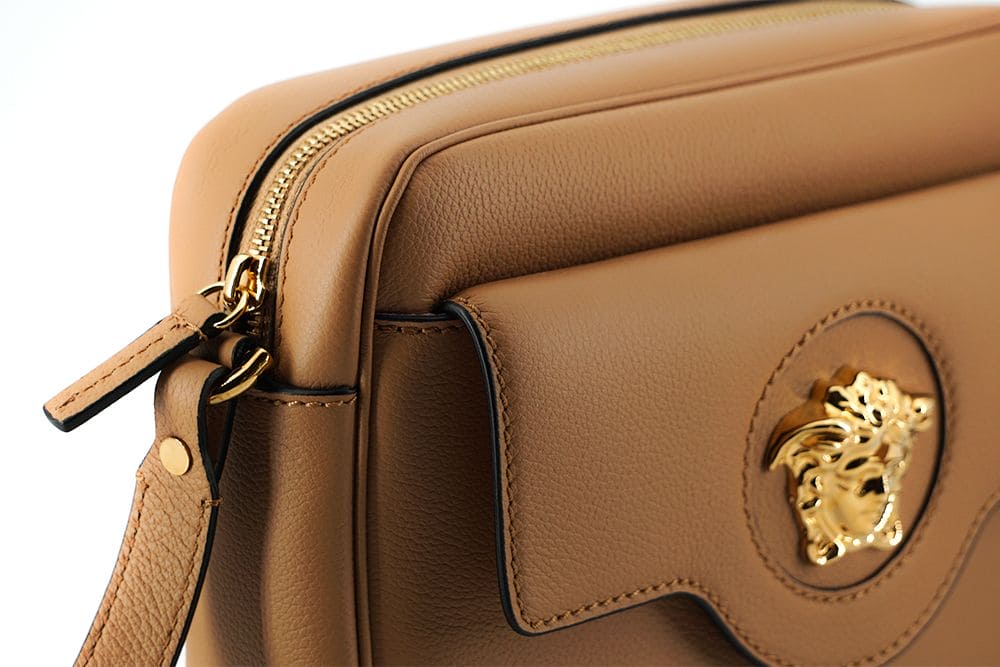 Elegante bolso de hombro Versace de piel marrón con forma de estuche para cámara