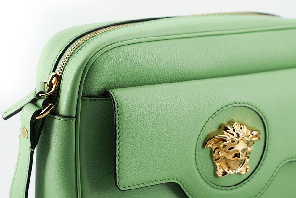 Elegante bolso para cámara de cuero en color verde menta de Versace