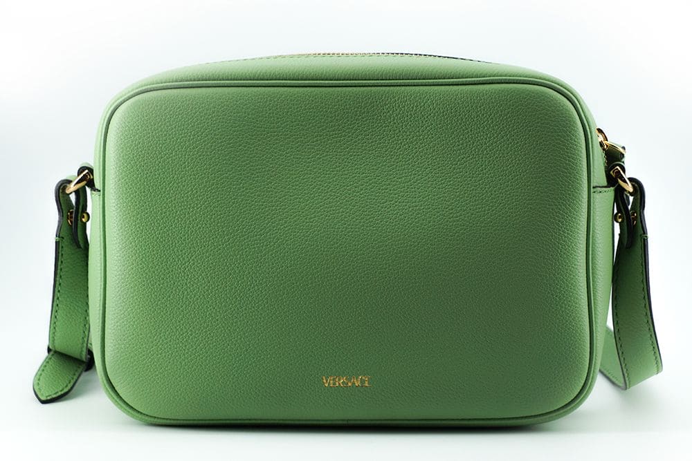 Elegante bolso para cámara de cuero en color verde menta de Versace