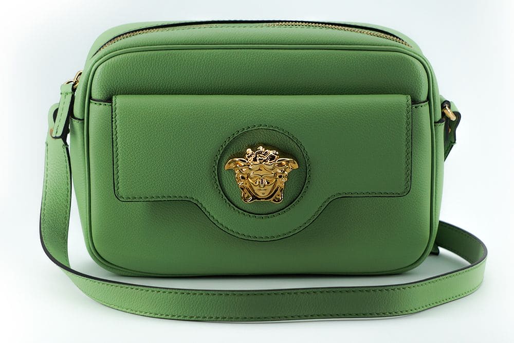 Elegante bolso para cámara de cuero en color verde menta de Versace